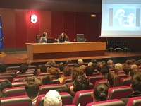 Tomatito conversa con el periodista Manuel Curao en el Saln de Actos del Rectorado.