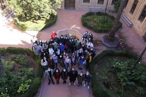 Imagen de los investigadores y centros escolares participantes en el patio principal de la facultad de Filosofía y Letras durante la primera de las sesiones de Café con Ciencia 2021.
