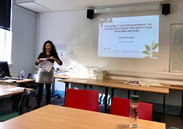 La investigadora Liliana Reina Usuga presentando el estudio en Cardiff University. 