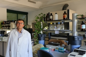 El investigador Francisco Javier Romera en su laboratorio