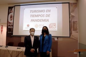 El profesor Ramón Rueda y la investigadora Lucía García durante la presentación de los resultados.