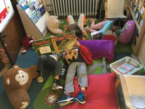 Niños y niñas de 4 años de la escuela Sacred Heart School (Washington DC) en el rincón de lectura
