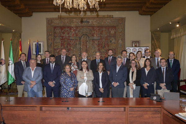 Foto de familia del Pleno del Consejo Social, tras la renovación de parte de su composición. La sesión ha contado con la asisstencia del presidente de la Diputación de Córdoba, Salvador Fuentes. 