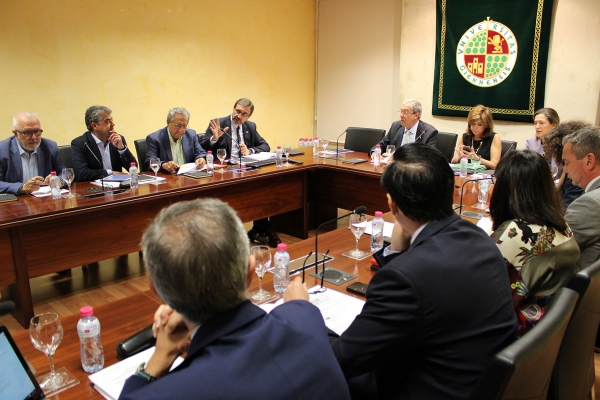 Imagen de la última reunión que los rectores andaluces han mantenido con el consejero Velasco.