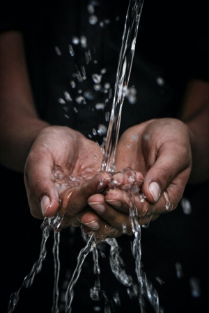 Agua sobre manos (imagen de recurso)