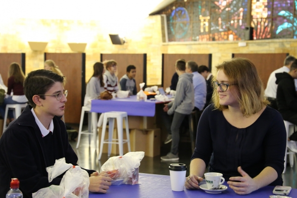 La investigadora Cristina Huertas conversa con un alumno durante el Café con Ciencia de 2018
