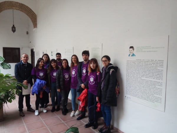 El decano de la Facultad, Ricardo Córdoba de la Llave, visita la exposición junto a un grupo de alumnos.