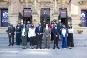 Foto de familia del rector, el consejero, la secretaria de universidades y el equipo de dirección.