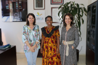 La profesora Eucharia Nwaichi, recibida por Rosario Moyano y Lourdes Arce.