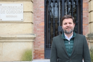 El coordinador general de Investigación de la Universidad de Córdoba, Antonio J. Sarsa Rubio, frente a la puerta principal del Rectorado.