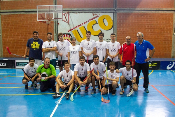 Equipo de Floorball de la UCO junto a la directora de Deporte Universitario, Marta Domínguez