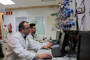 Los investigadores del estudio Gregorio Ortiz (izqd.) y Saul Rubio (dcha.) realizan algunas comprobaciones en el laboratorio.