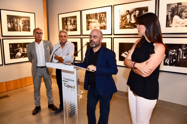 El vicerrector de Coordinación, Cultura y Comunicación de la UCO, Luis Medina, da un breve discurso durante la inauguración de la muestra fotográfica.