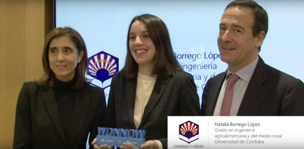 Natalia Borrego (ETSIAM-UCO) recibe el premio WONNOW de manos de Gonzalo Gortázar, Consejero Delegado de CaixaBank y Pilar López, Presidenta de Microsoft España.