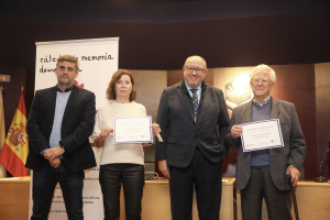 Florentina Rodríguez y Antonio Deza recogen el premio de manos del rector y el delegado.