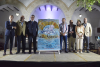 Foto de familia de autoridades académicas y municipales con el cartel anunciador del festival que este año rinde homenaje a la Cátedra de Flamencología.