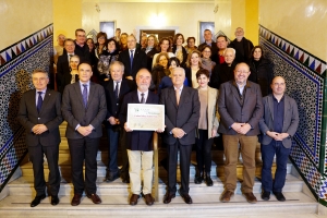 Foto de familia del premiado con autoridades, periodistas e integrantes de la comunidad universitaria.