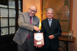 El rector de la UCO, Manuel Torralbo Rodríguez, recogiendo el premio.