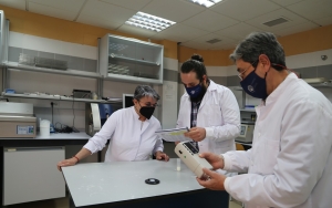 Los investigadores del Laboratorio Lechero Ana Garzón Antonio Figueroa y Javier Caballero-Villalobos midiendo diversos atributos de la leche