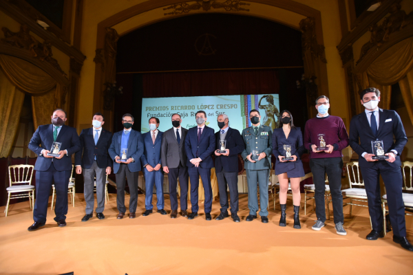 Foto de familia con los premiados, representantes de la Fundación Caja Rural del Sur y el alcalde de Córdoba.