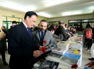 José Carlos Gómez Villamandos y Alfonso Zamorano hojean algunas publicaciones en la Fiesta Universitaria del Libro celebrada en la Biblioteca Maimónides del Campus de Rabanales.