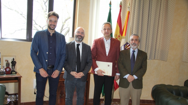 Foto institucional tras la firma del convenio. De izquierda a derecha, Manuel Hidalgo, Luis Medina, Cornel Catoi y Miguel Moreno.