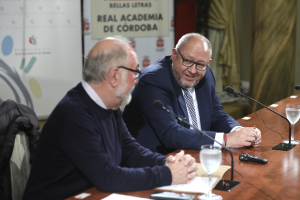 El rector Manuel Torralbo conversa con Carlos Miraz en el acto organizado por la Real Academis