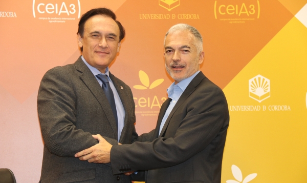 José Carlos Gómez Villamandos y Guillermo Lemasurier Villaran, tras la firma del convenio