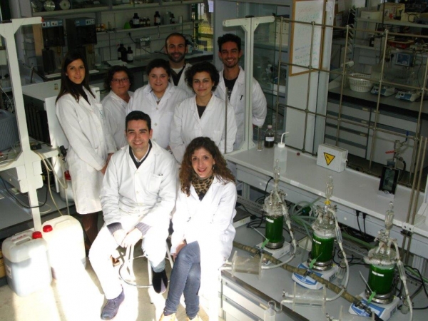 Los investigadores Mª Ángeles Martín y José Antonio Siles con parte del grupo de Ingeniería Química 