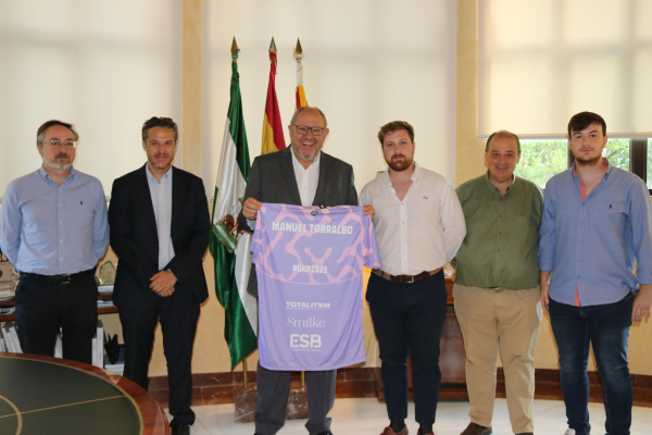 El rector recibe su camiseta para participar en el torneo GKR Leagues 2023.