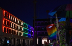 Iluminación de la fachada de UCOCultura con motivo del Día del Orgullo LGTBI.