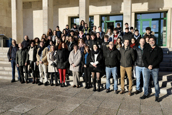 Foto de familia de los estudiantes y los representantes de la UCO.