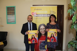 Alfonso Zamorano y Ana Luján con el cartel anunciador