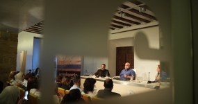 El periodista gazatí durante su intervención, junto a Javier Rosón (Casa Árabe) y Sara Pinzi (UCO).