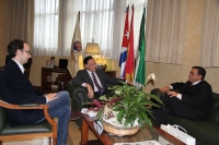 El rector y el cónsul general de Cuba estudian acciones para estrechar la colaboración de la UCO con universidades cubanas