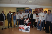 El rector felicita al equipo subcampeón de Motostudent y se interesa por la motocicleta diseñada