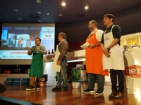 El Rectorado se llena de humor y gastronomía en el show cooking 'Canela Fina'