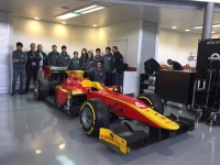 Estudiantes del Aula del Motor de la UCO visitan la escudería Racing Engineering 