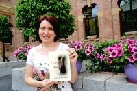 Gloria Cambrn y su novela La mula roja, finalistas del Premio Solienses