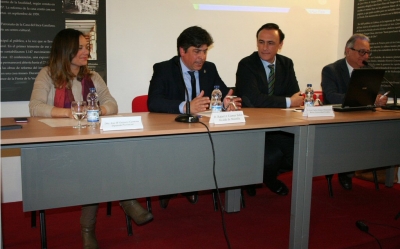 El rector, el segundo por la derecha, durante la presentación del programa de actividades.