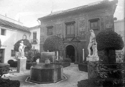 Acceso al pabellón dedicado a Julio Romero de Torres en el Museo Provincial de Bellas Artes de Córdoba, antes de la reforma de 1936.