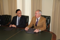 De izquierda a derecha, José Carlos Gómez Villamandos y Javier Martín Fernández  conversan tras la firma del acuerdo