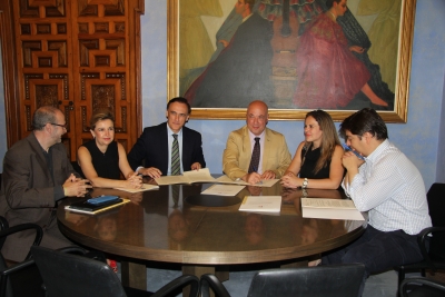 En el centro, el rector de la UCO y el presidente de la Diputación durante la firma del convenio.