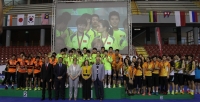 Los equipos de China , Malasia, China Taipei y Corea del Sur en el podio con los representantes de las instituciones organizadoras