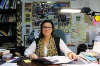 La catedrática de Física Aplicada Dolores Calzada, en su despacho