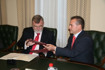 Jose Manuel Roldán (izq) y Antonio López firman el convenio