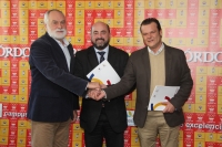Manuel Torres, Miguel Gaona Reina y Antonio Garca del Moral se saludan tras la firma del acuerdo