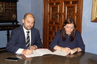 Enrique Quesada y Ana María Carrillo, durante la firma del acuerdo.