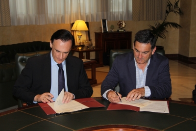 José Carlos Gómez Villamandos y Gerardo Ortega Polo durante la firma del convenio 