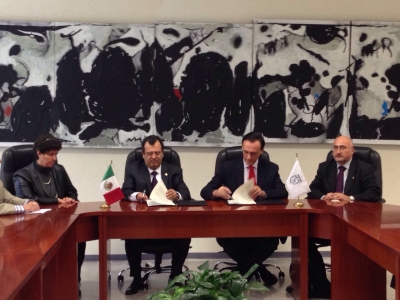 Un momento de la firma del convenio con la Universidad Autnoma de Quertaro